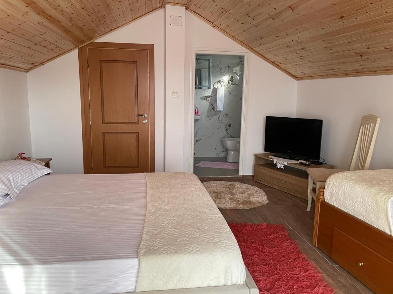 Guesthouse & Hospitality Berat Buitenkant foto