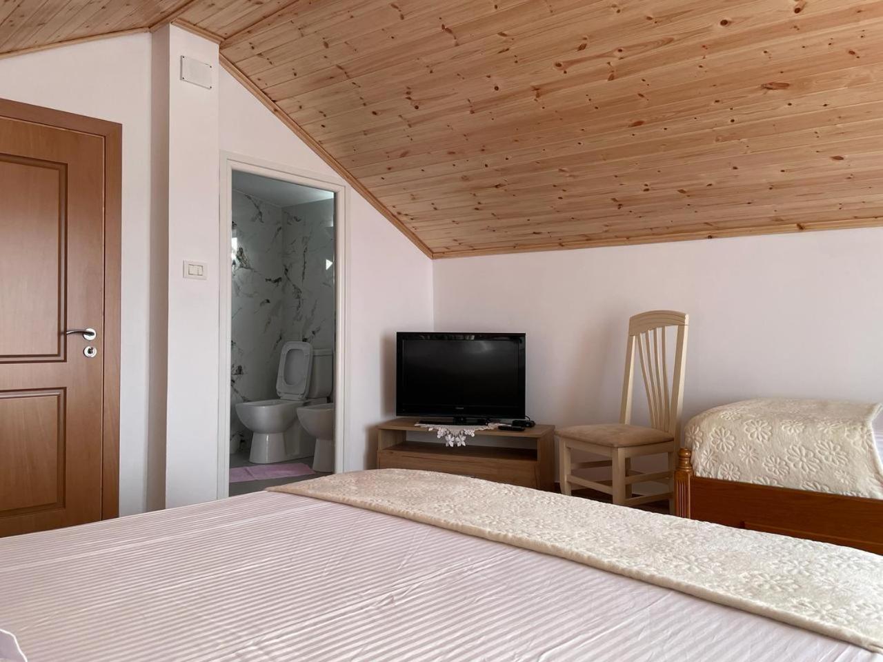 Guesthouse & Hospitality Berat Buitenkant foto