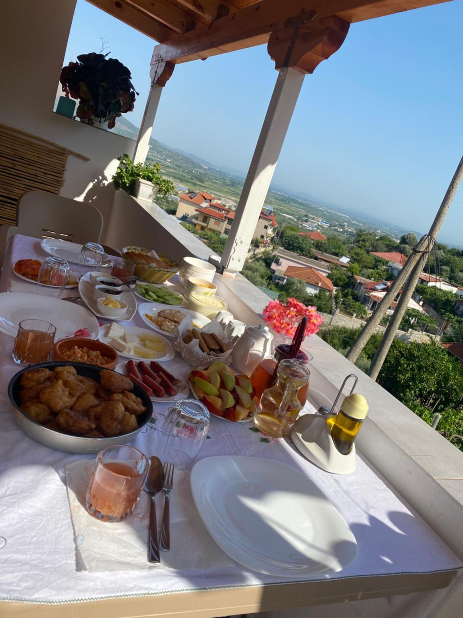 Guesthouse & Hospitality Berat Buitenkant foto