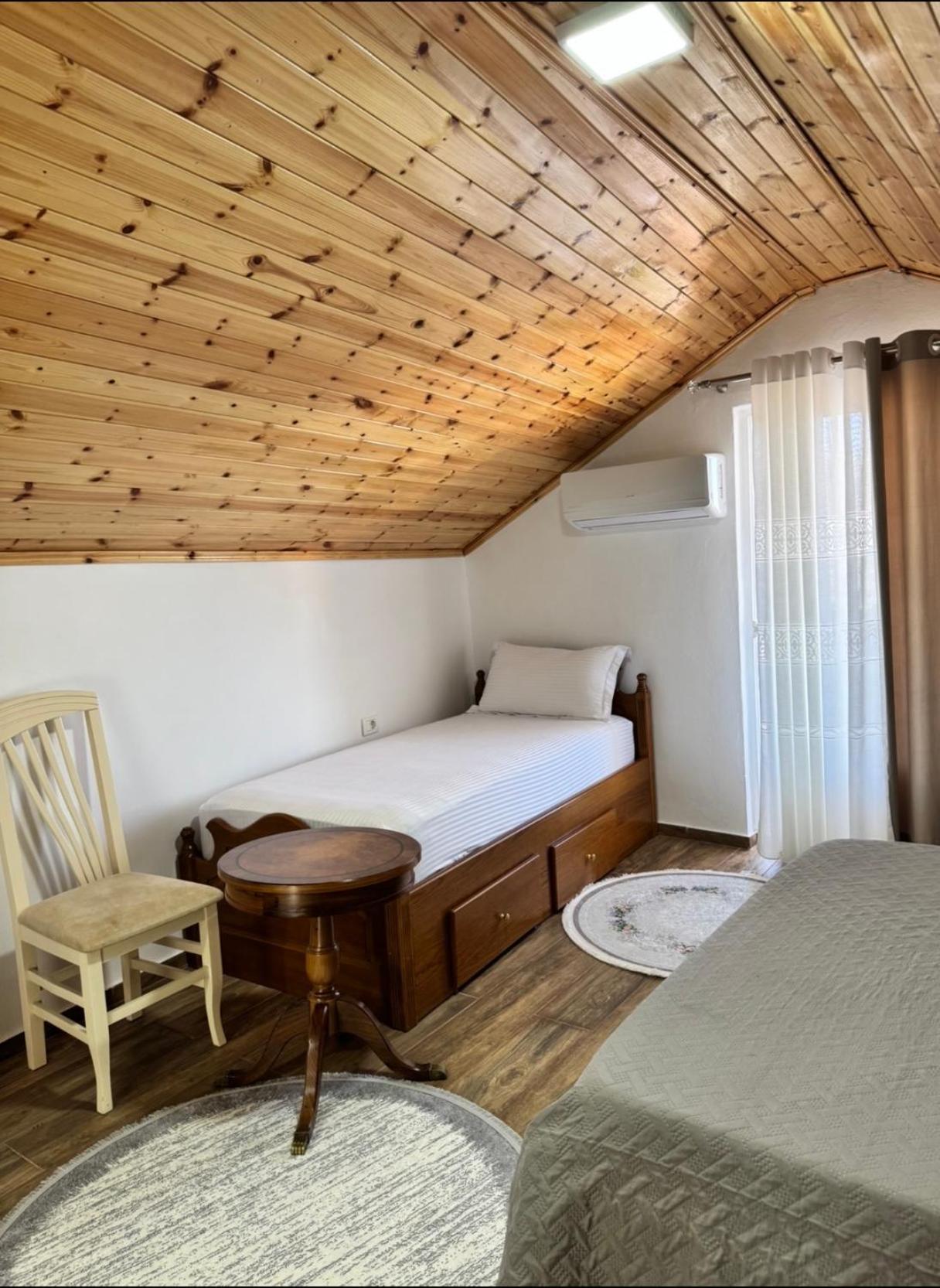 Guesthouse & Hospitality Berat Buitenkant foto